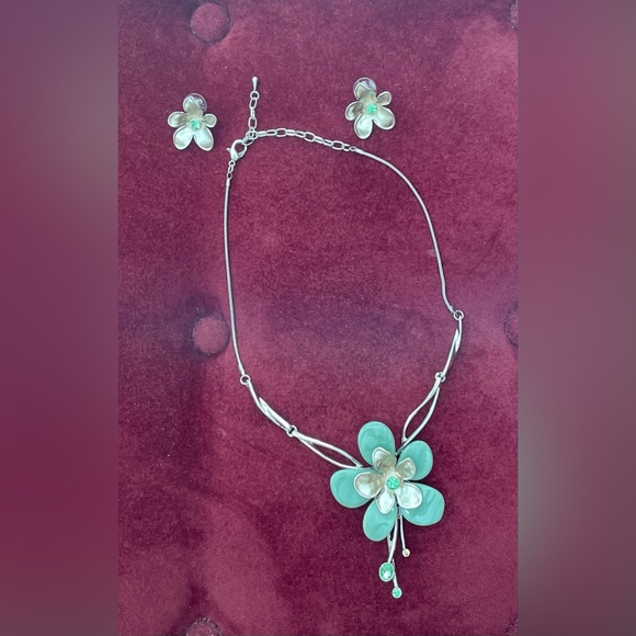NWOT Green Sunshine Floral Necklace & Earrings. Excellent! - Picture 4 of 14
